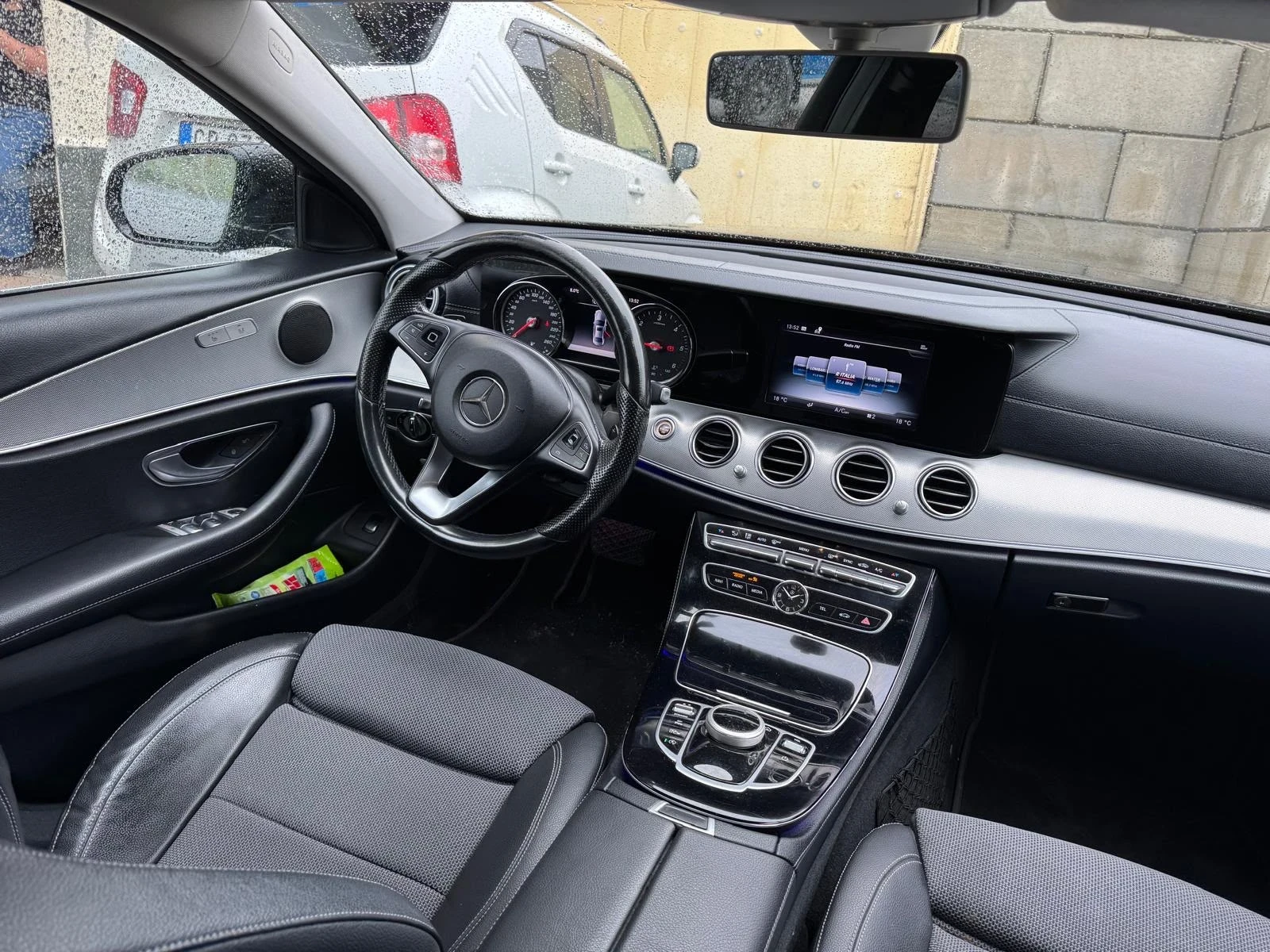 Mercedes-Benz E 200, снимка 6 - Автомобили и джипове - 56305244