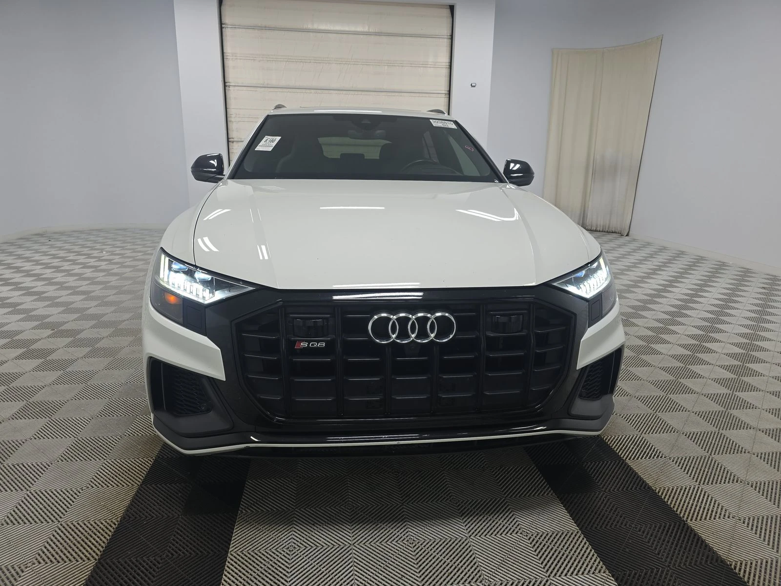 Audi SQ8 PRESTIGE* DISTRONIC* ОБДУХ* МАСАЖ* ПАНО        - изображение 2