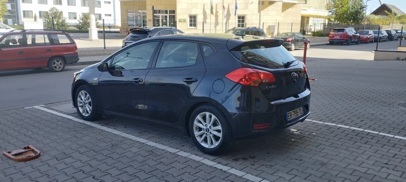 Kia Ceed 1.6, снимка 3 - Автомобили и джипове - 47509641