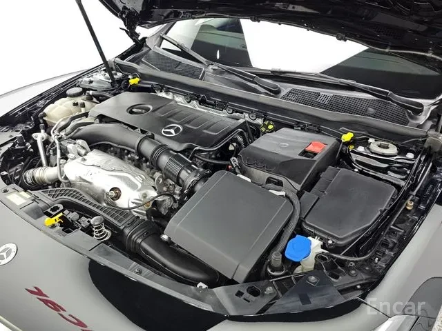 Mercedes-Benz A 220 Sedan, снимка 3 - Автомобили и джипове - 55682330