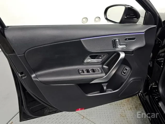 Mercedes-Benz A 220 Sedan, снимка 15 - Автомобили и джипове - 55682330