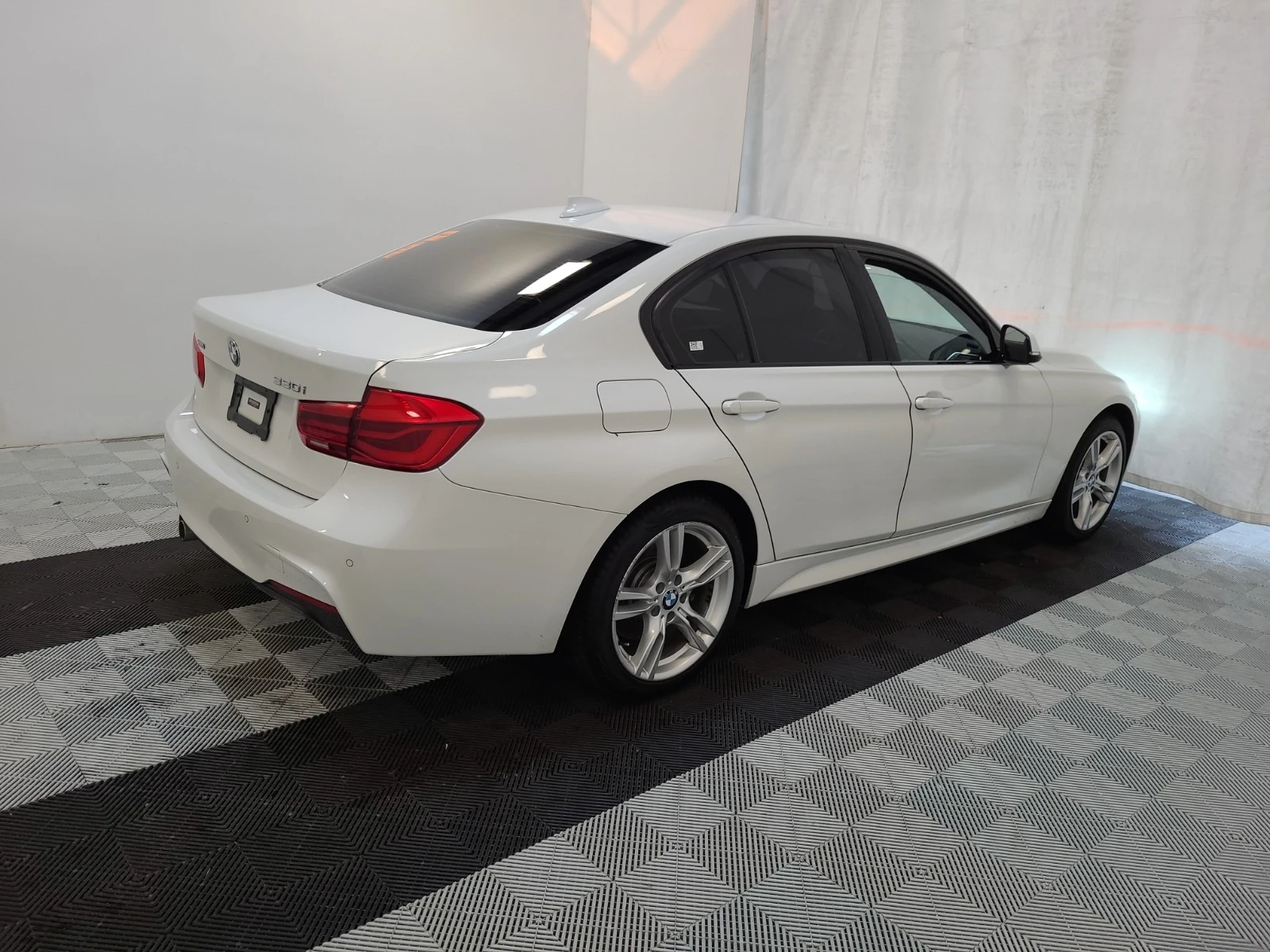 BMW 330 I xDrive* ЦЕНА ДО БЪЛГАРИЯ* (CARFAX) - изображение 6