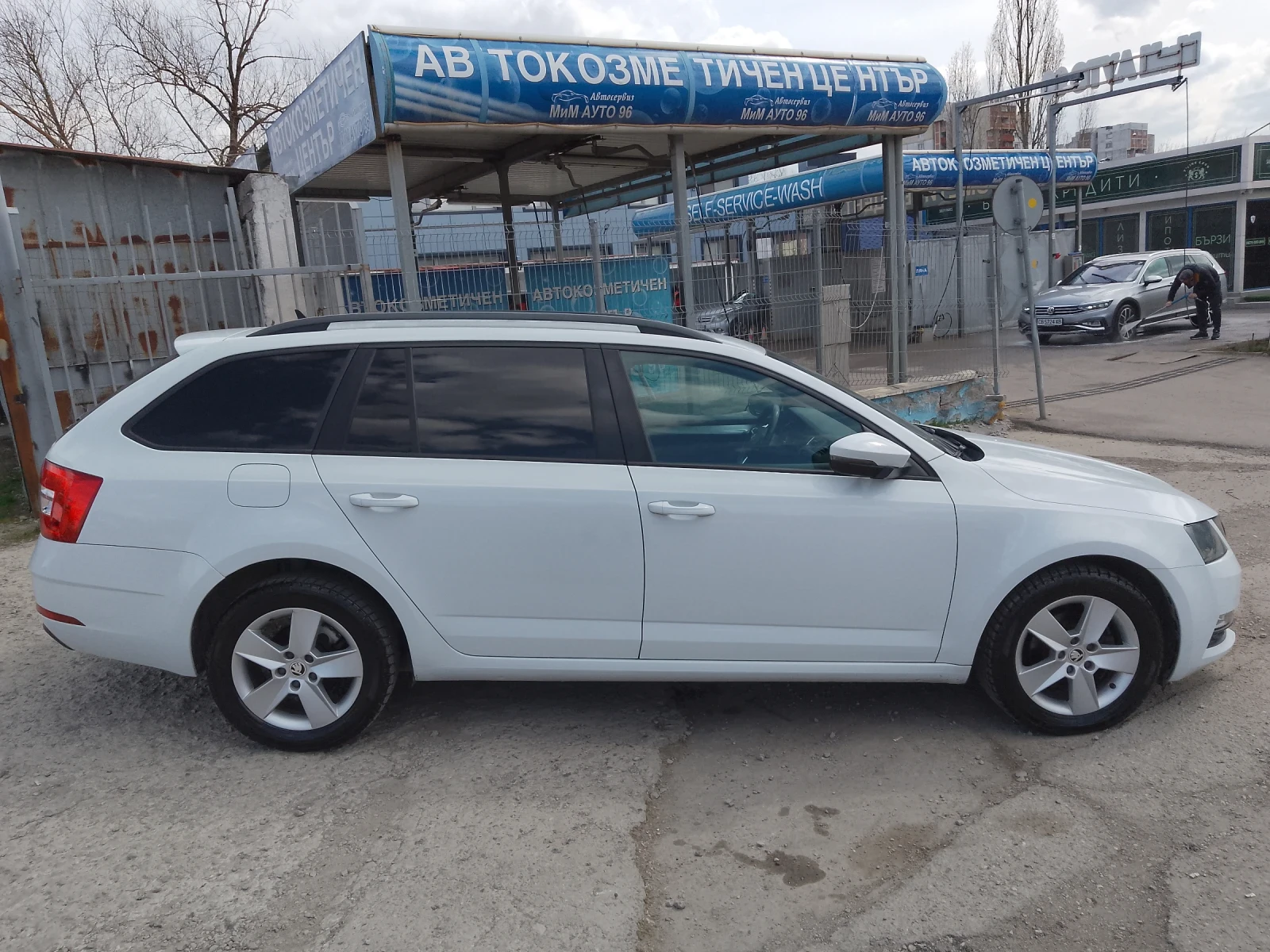 Skoda Octavia 1.6 TDI/FACELIFT/БЯЛА ПЕРЛА, снимка 4 - Автомобили и джипове - 53984068