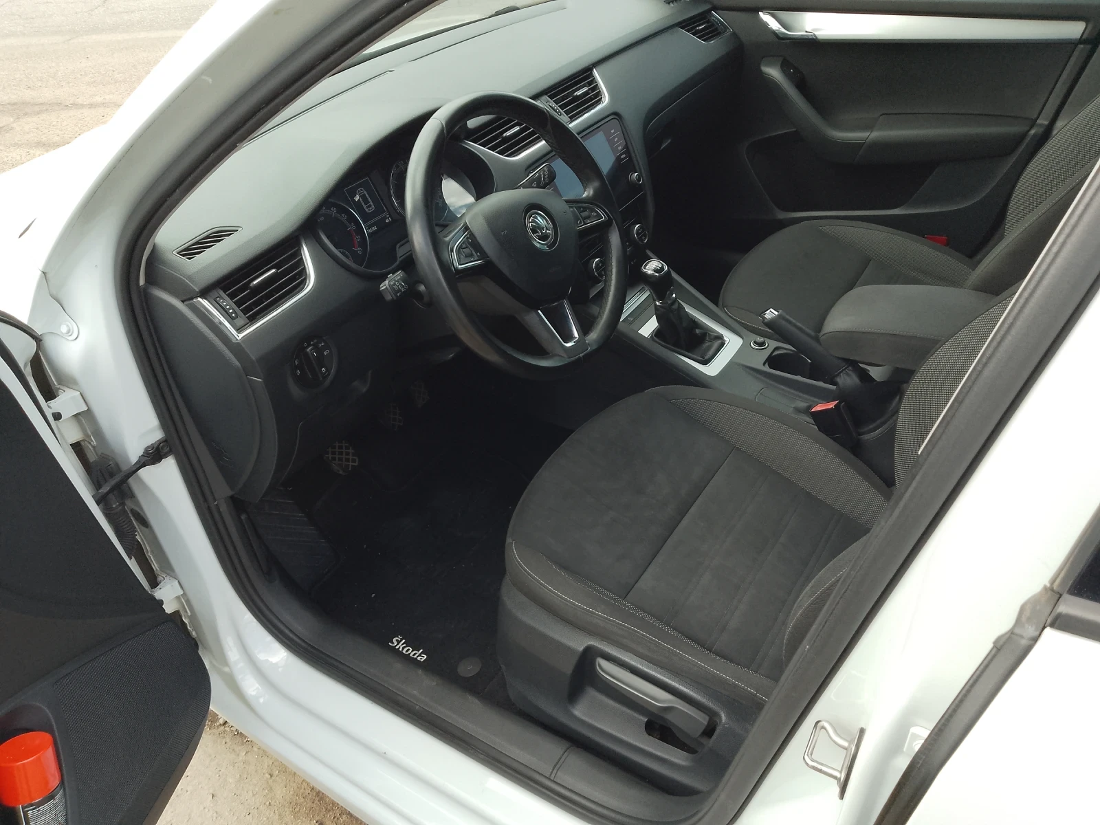 Skoda Octavia 1.6 TDI/FACELIFT/БЯЛА ПЕРЛА, снимка 9 - Автомобили и джипове - 53984068