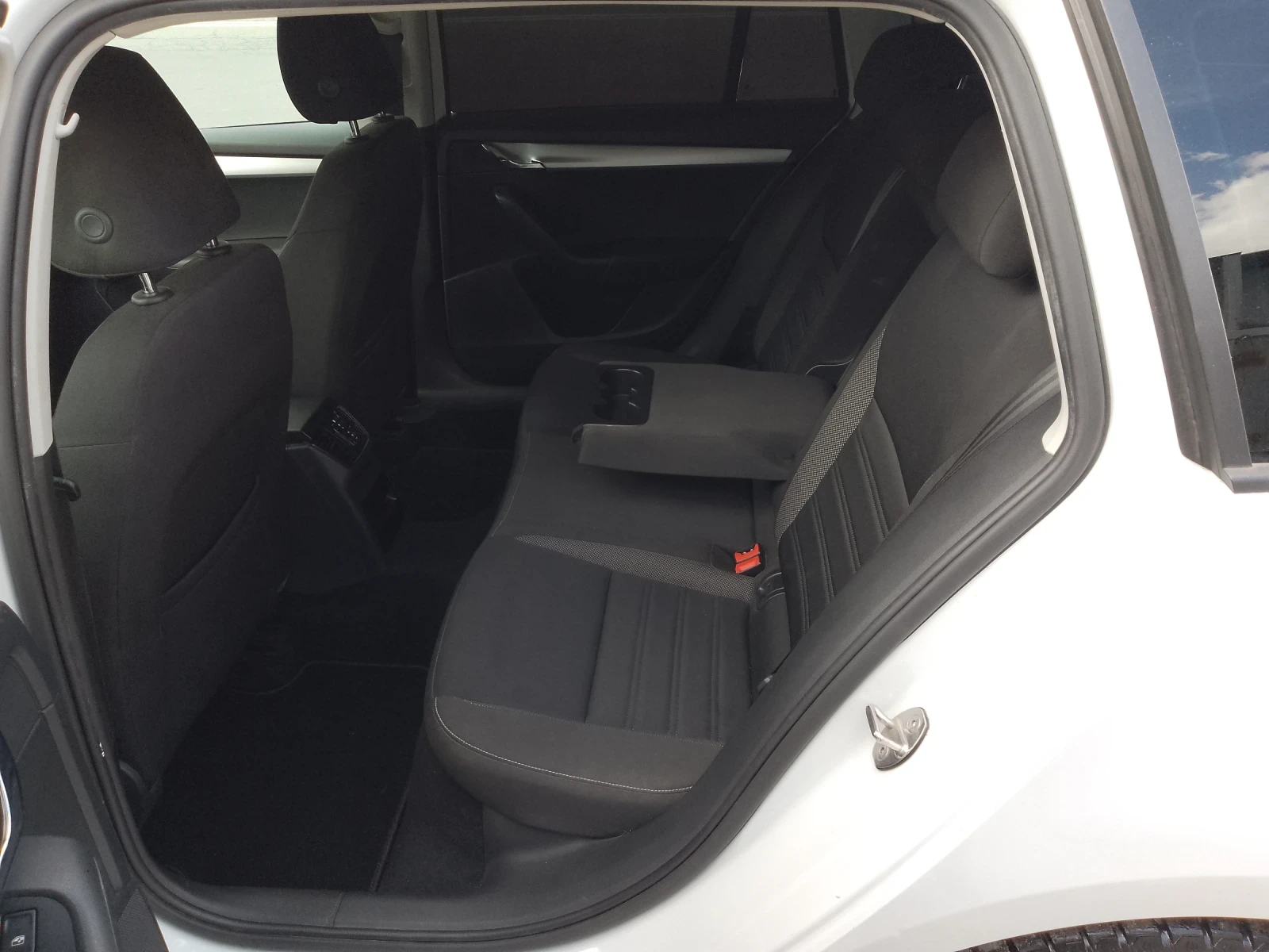 Skoda Octavia 1.6 TDI/FACELIFT/БЯЛА ПЕРЛА, снимка 14 - Автомобили и джипове - 53984068