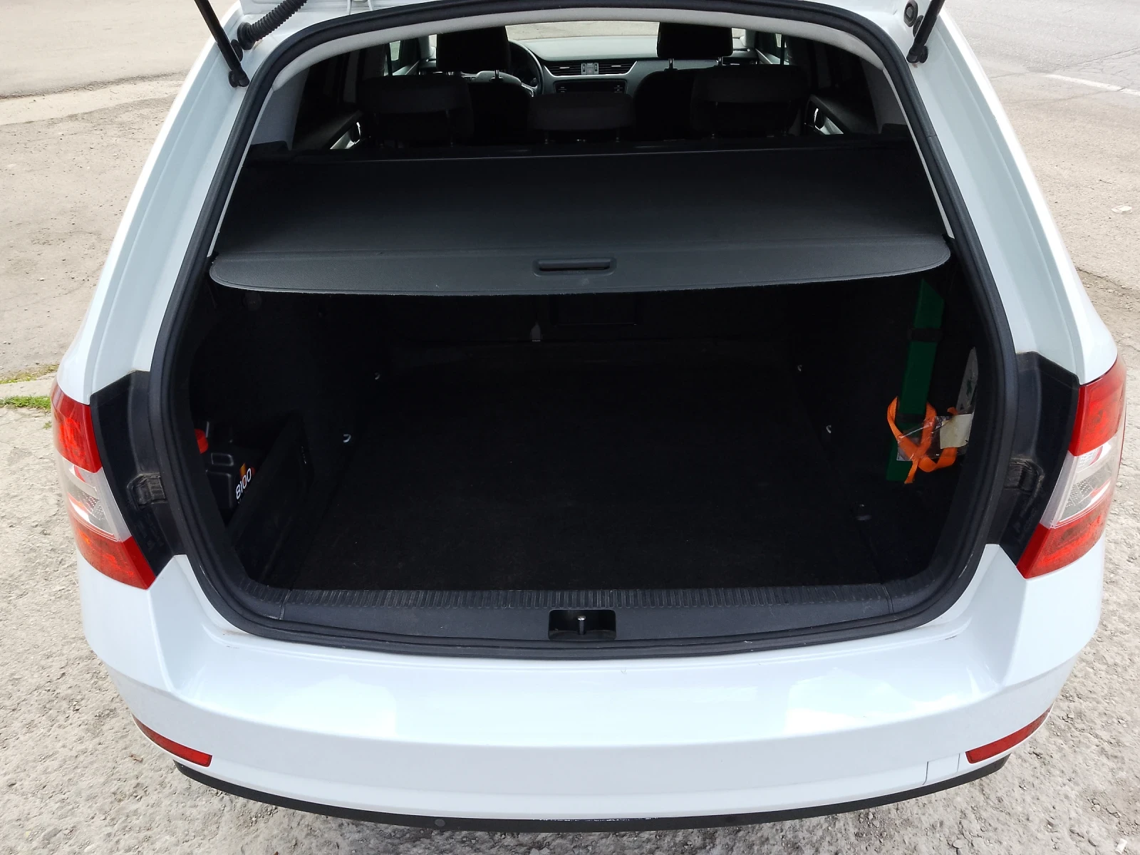 Skoda Octavia 1.6 TDI/FACELIFT/БЯЛА ПЕРЛА, снимка 15 - Автомобили и джипове - 53984068