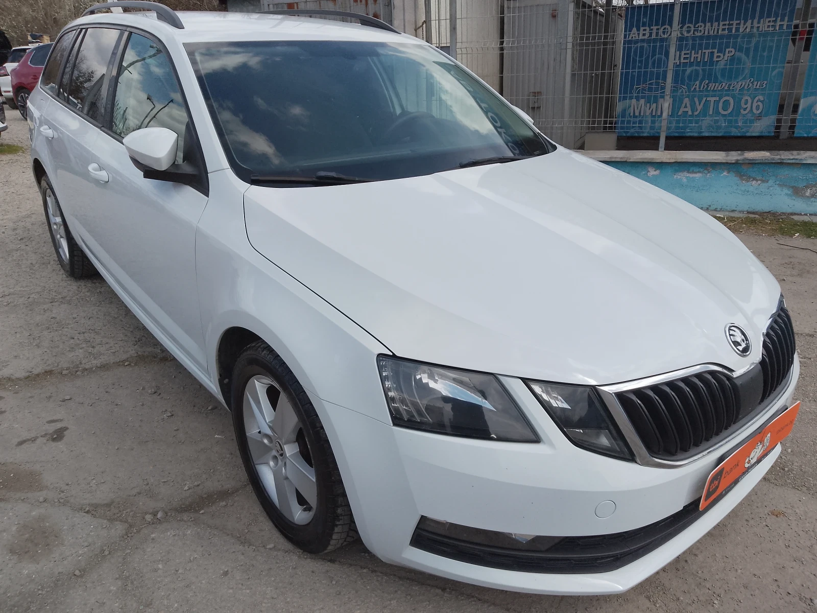 Skoda Octavia 1.6 TDI/FACELIFT/БЯЛА ПЕРЛА, снимка 3 - Автомобили и джипове - 53984068