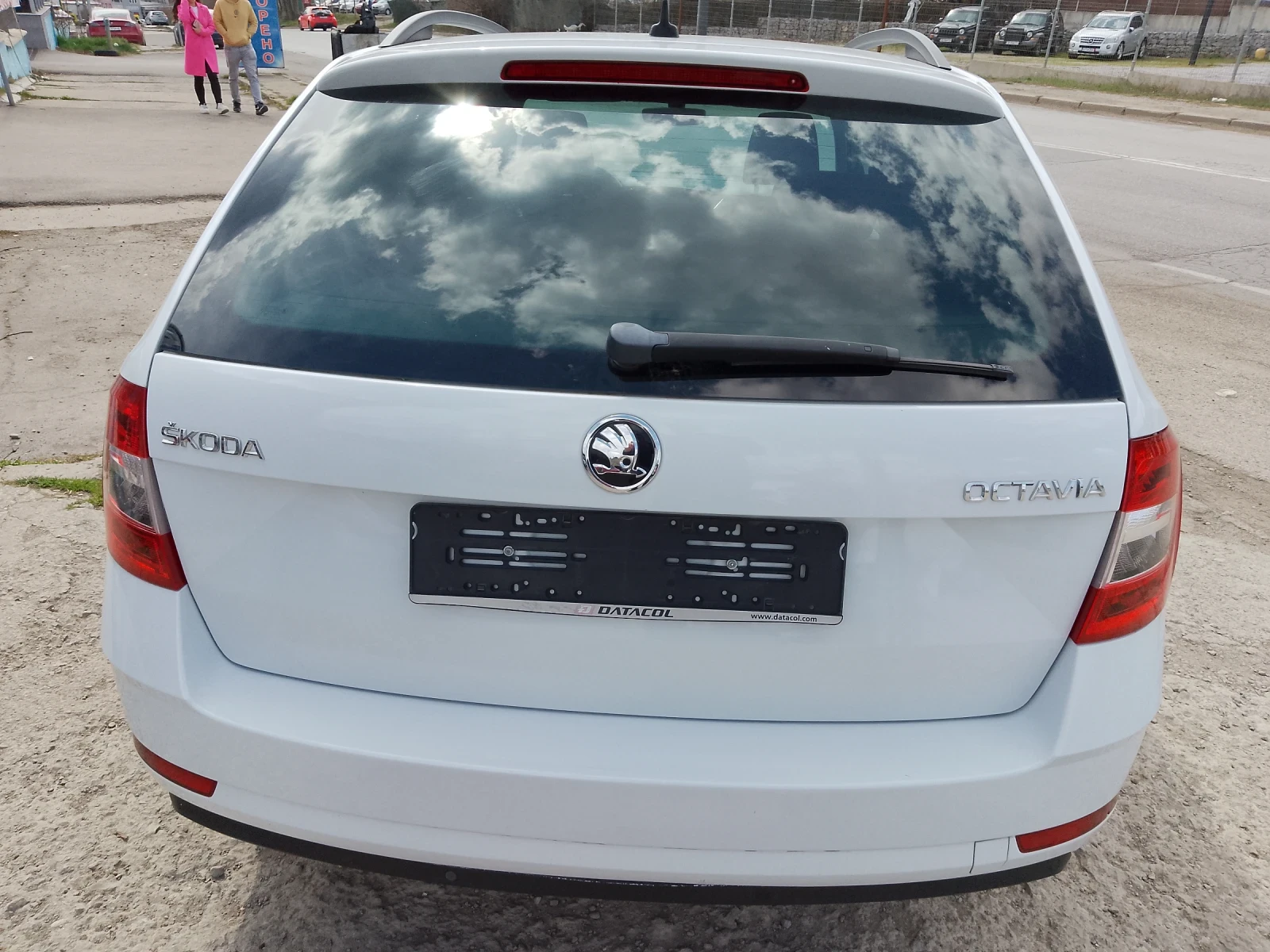 Skoda Octavia 1.6 TDI/FACELIFT/БЯЛА ПЕРЛА, снимка 6 - Автомобили и джипове - 53984068