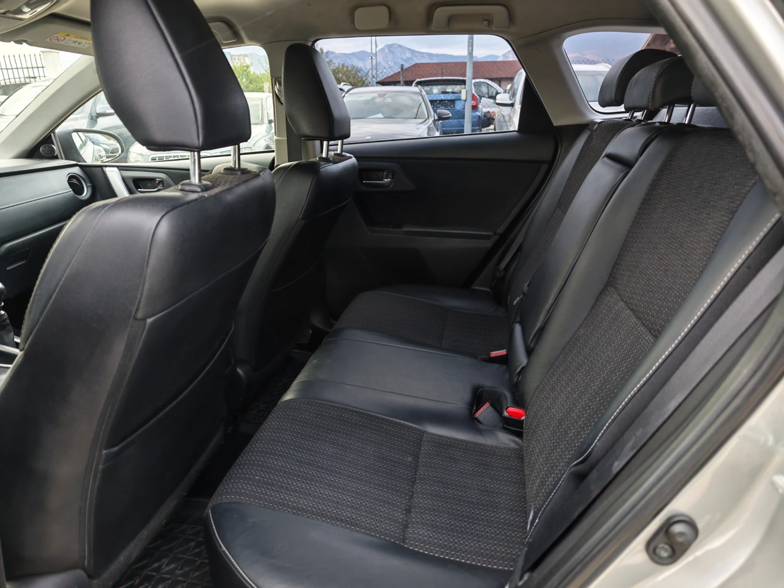 Toyota Auris 2.0D4D Full, снимка 11 - Автомобили и джипове - 56282333