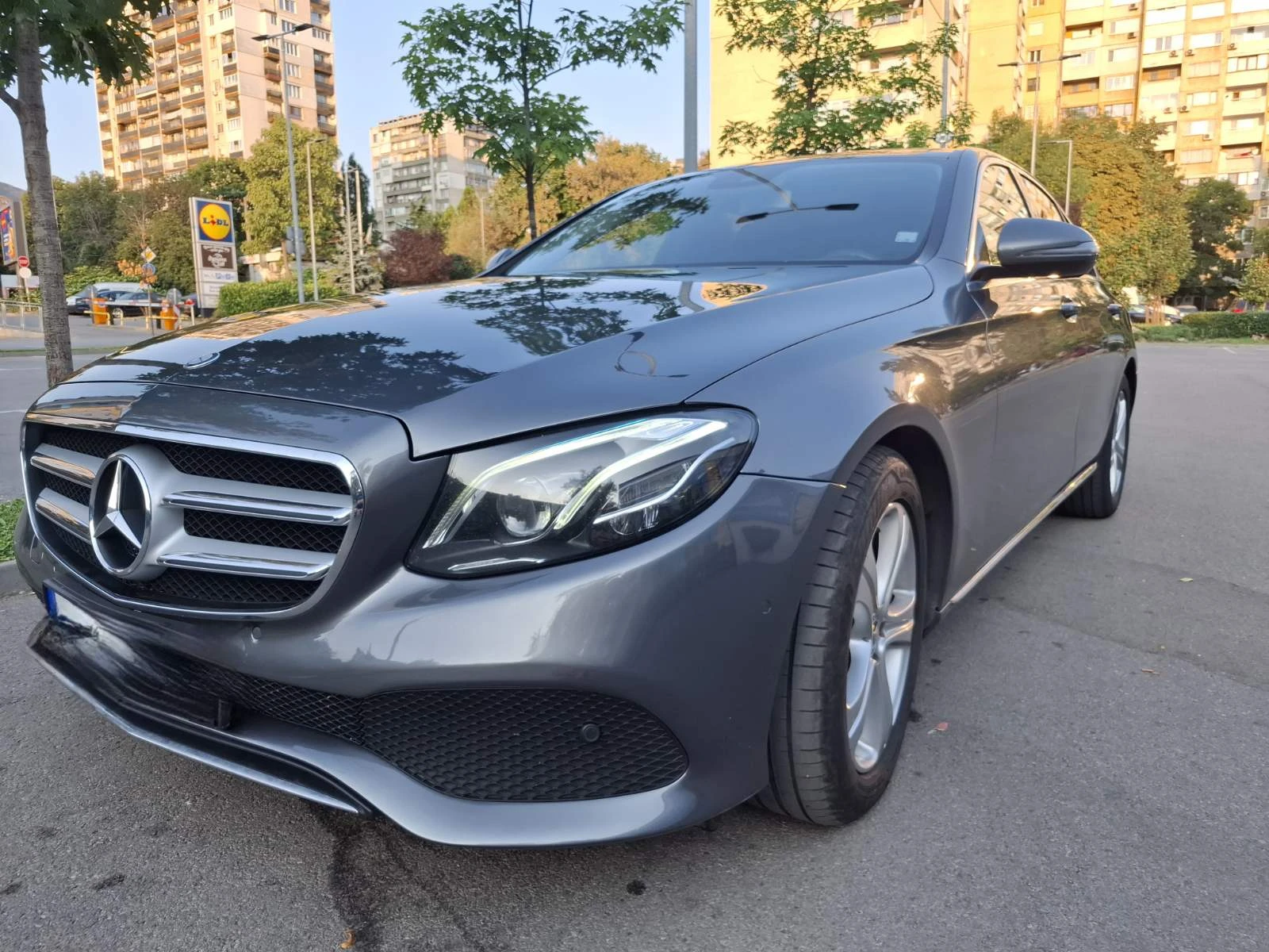 Mercedes-Benz E 220, снимка 2 - Автомобили и джипове - 56728338