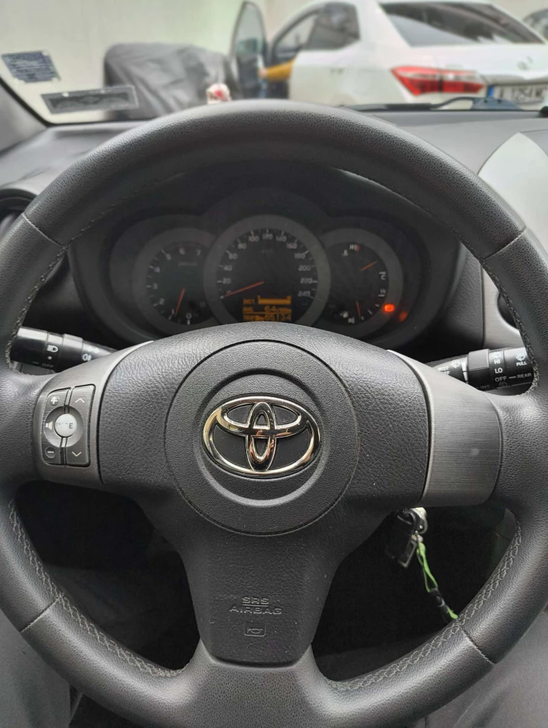 Toyota Rav4, снимка 11 - Автомобили и джипове - 48057018