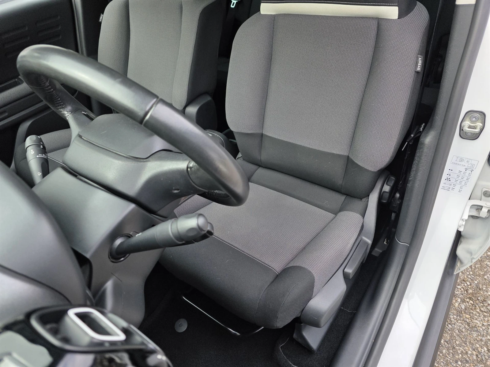 Citroen C3 Aircross 1.2 PureTech Shine Panorama, снимка 10 - Автомобили и джипове - 54194393