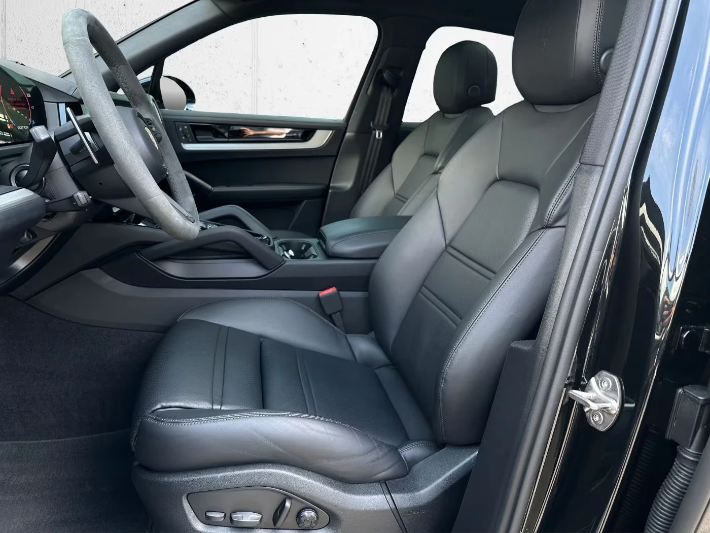 Porsche Cayenne E-HYBRID BLACK-PAKET BOSE PANORAMA 360 CHRONO, снимка 12 - Автомобили и джипове - 55211533
