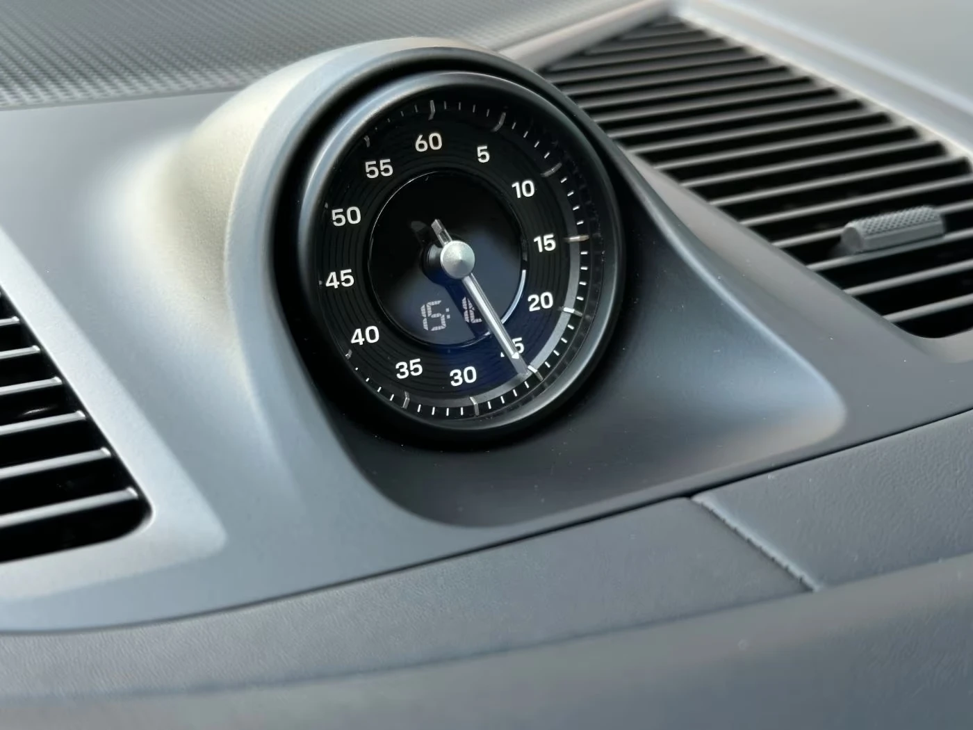 Porsche Cayenne E-HYBRID BLACK-PAKET BOSE PANORAMA 360 CHRONO, снимка 9 - Автомобили и джипове - 55211533