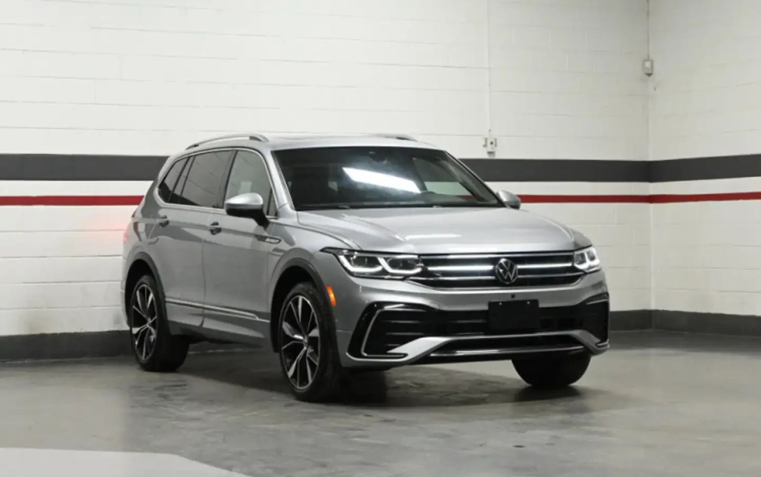 VW Tiguan Highline R-line 4motion, снимка 2 - Автомобили и джипове - 55401600