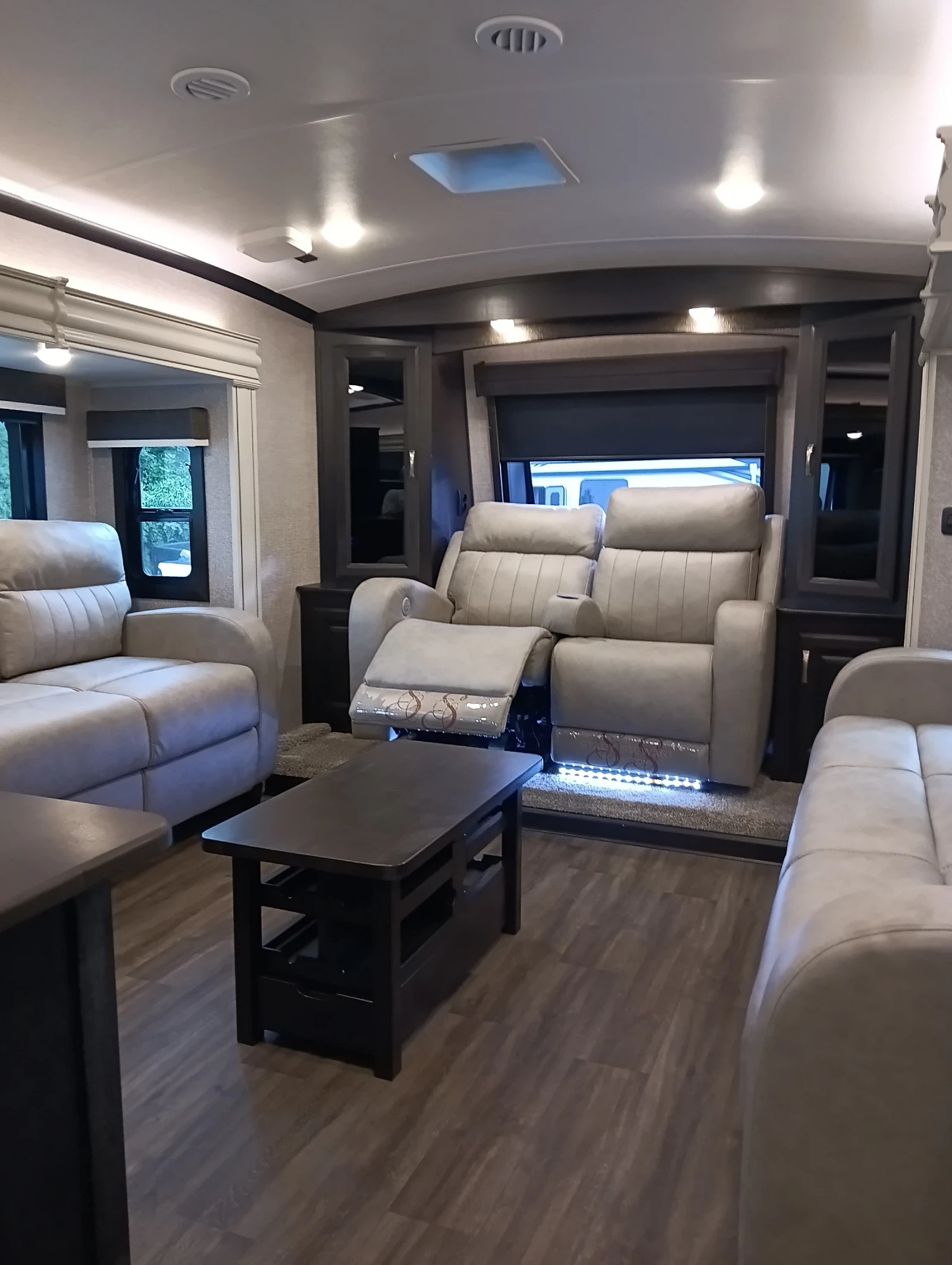 Каравана Други Jayco North Point 387FLRB, снимка 14 - Каравани и кемпери - 54974710