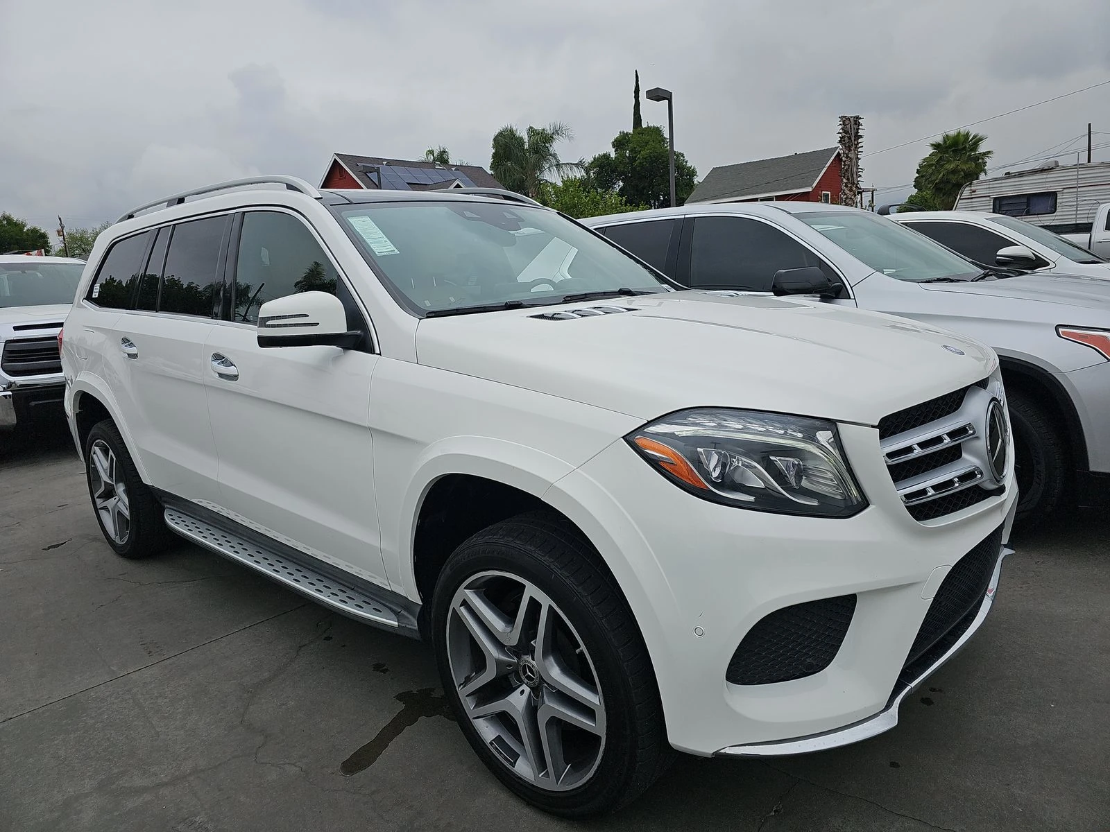 Mercedes-Benz GLS 500 AMG* DISTRONIK* МАСАЖ* 7МЕСТА* ОБДУХ* ПАНО* HARMAN - изображение 3