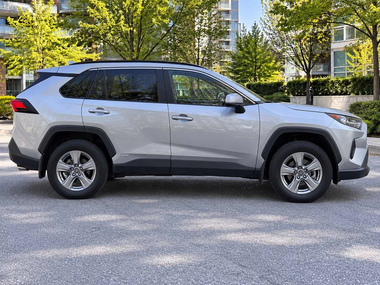 Toyota Rav4 LE AWD* CARFAX* АВТОКРЕДИТ БЕЗ ПЪРВОНАЧАЛНА ВНОСКА, снимка 3 - Автомобили и джипове - 56017424