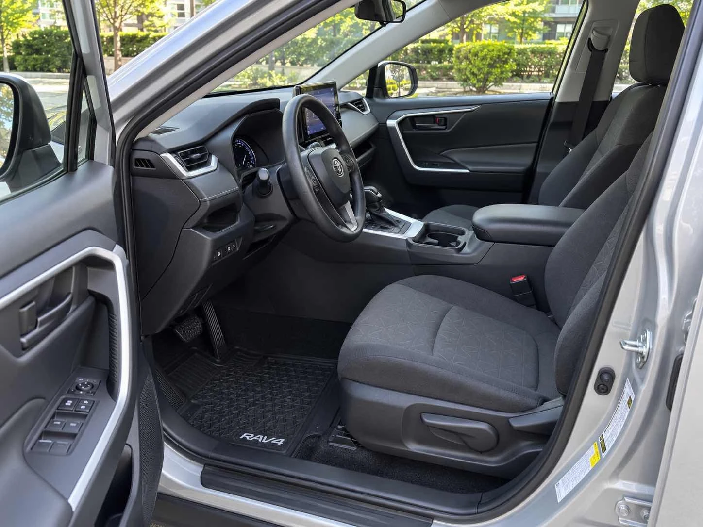 Toyota Rav4 LE AWD* CARFAX* АВТОКРЕДИТ БЕЗ ПЪРВОНАЧАЛНА ВНОСКА, снимка 5 - Автомобили и джипове - 56017424