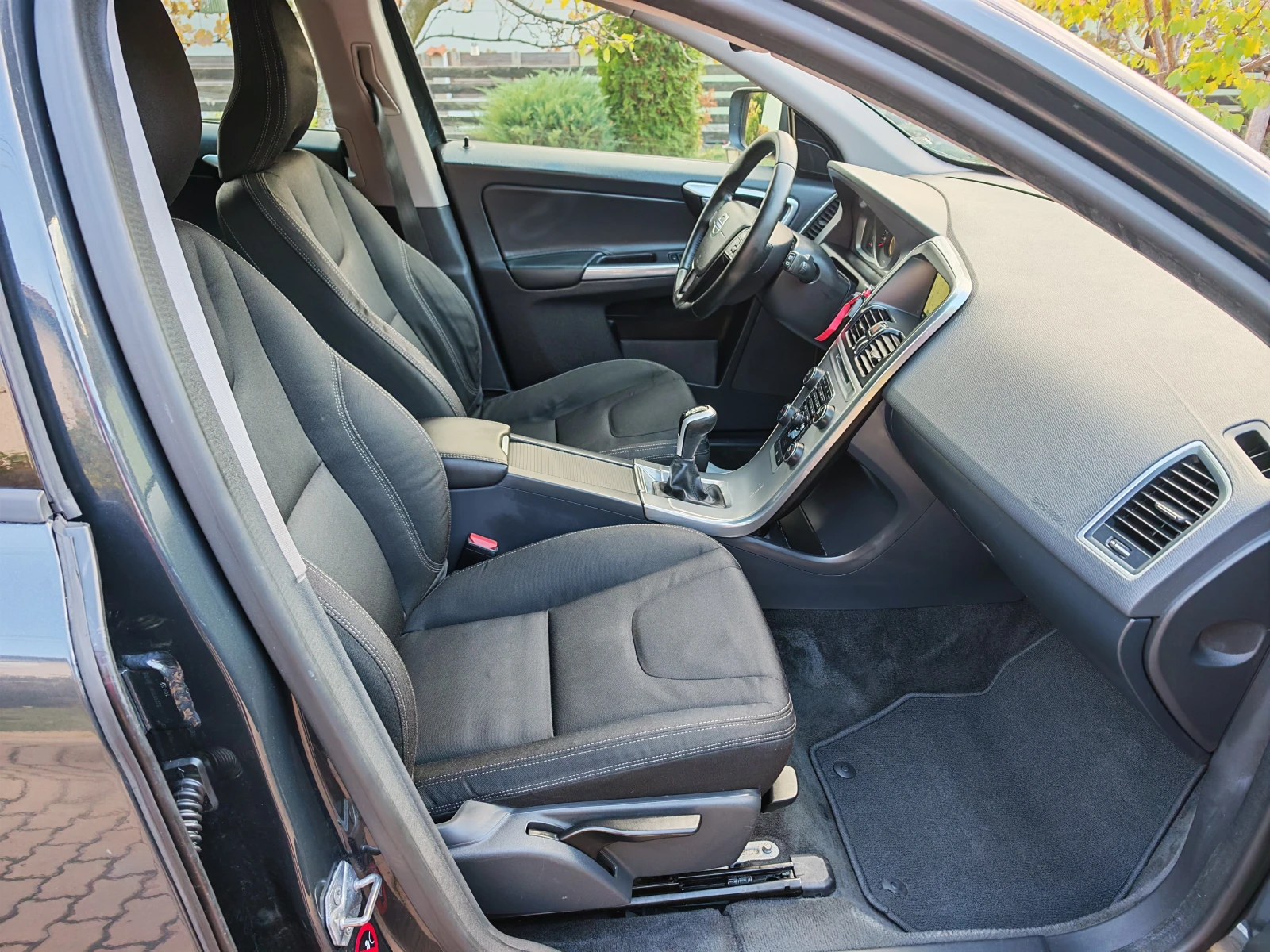 Volvo XC60 2.0TDI-НАВИ, снимка 9 - Автомобили и джипове - 56672153