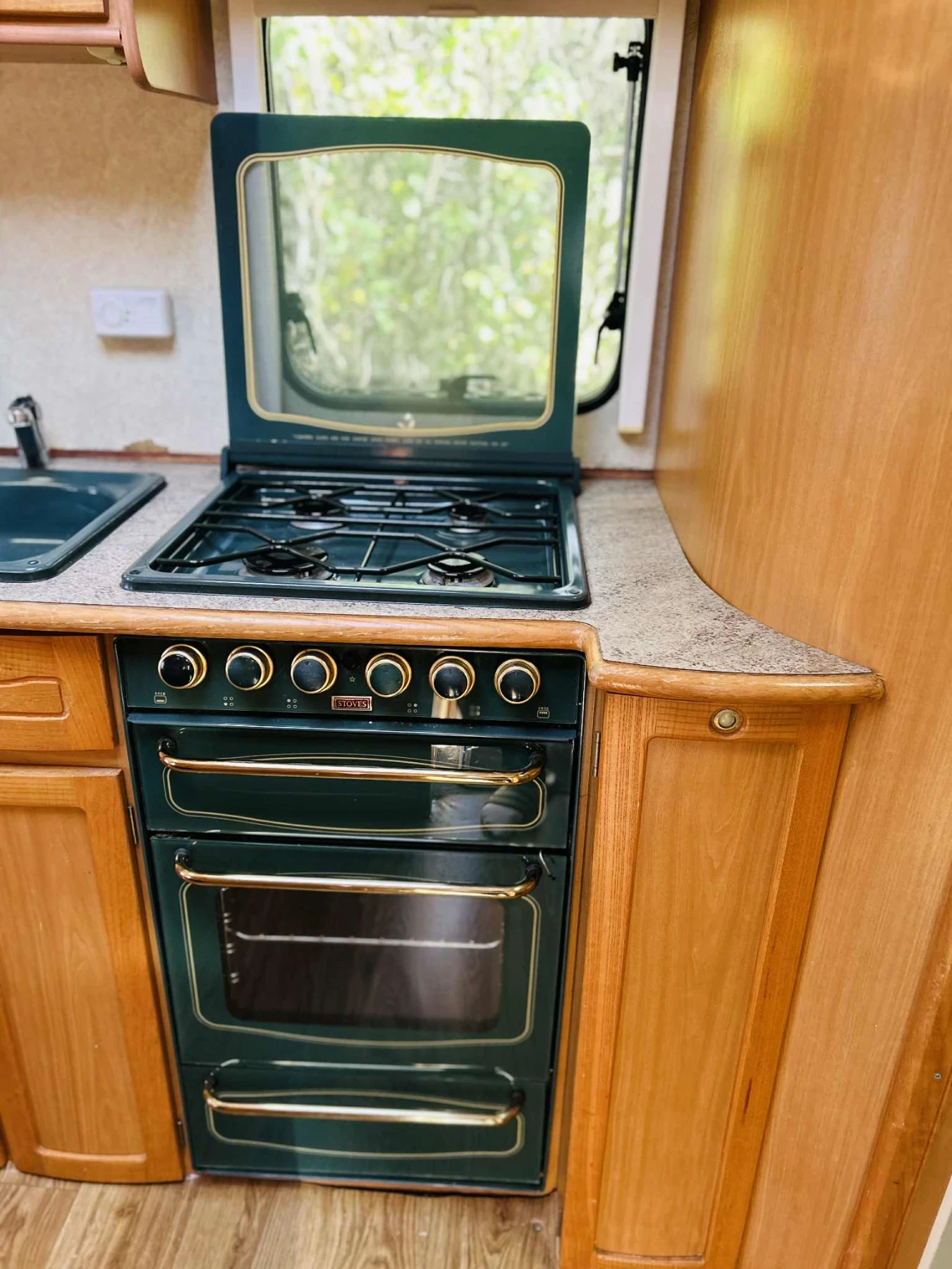 Каравана Eldis Elddis Hurricane GTX, снимка 7 - Каравани и кемпери - 53742114