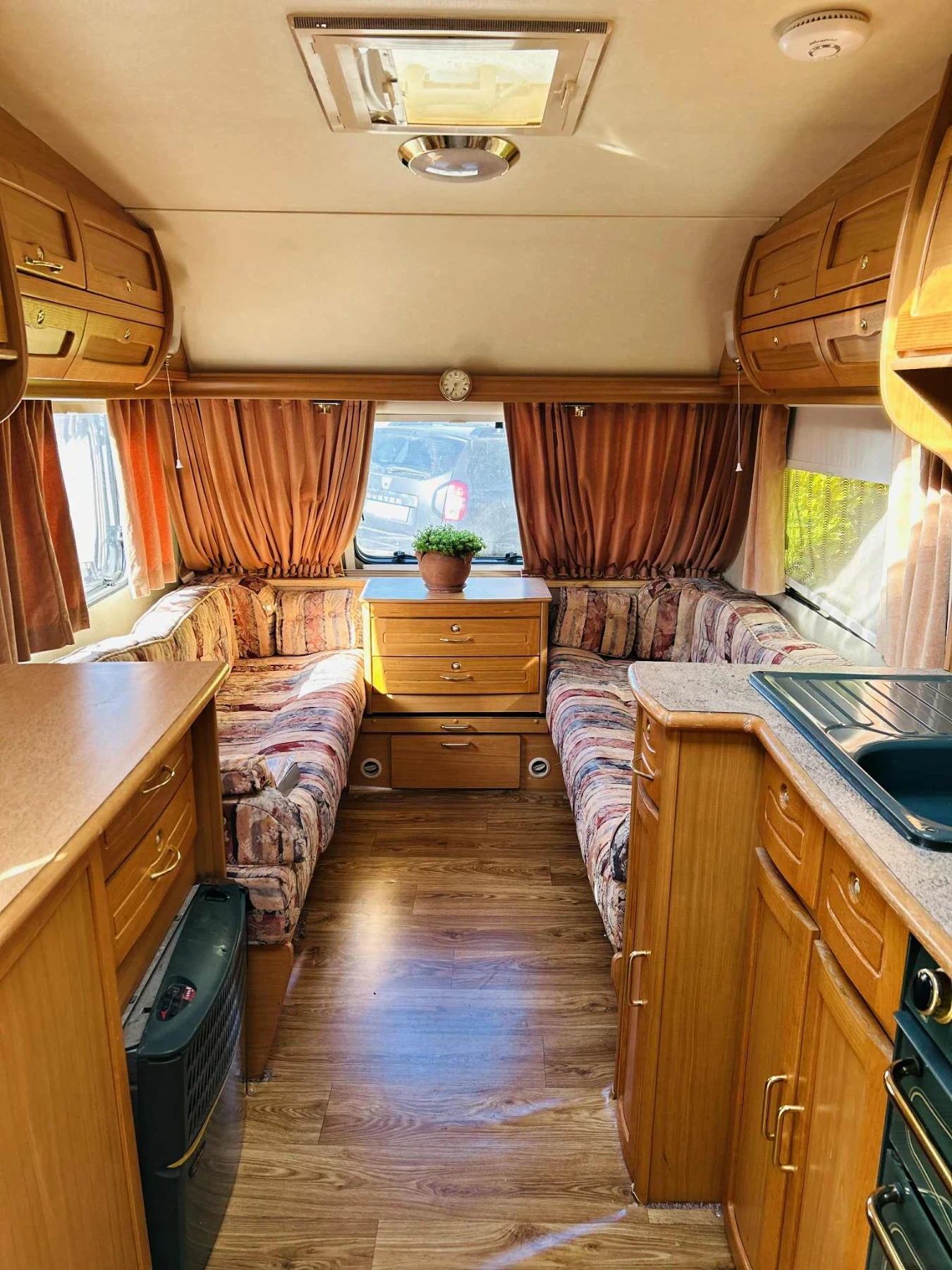 Каравана Eldis Elddis Hurricane GTX, снимка 4 - Каравани и кемпери - 53742114