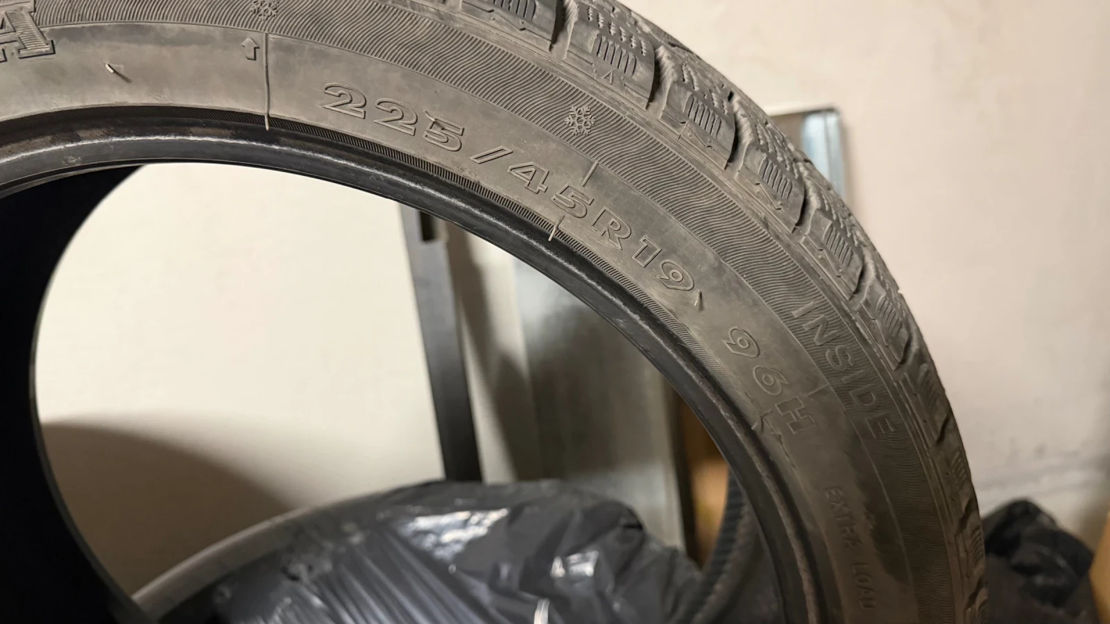 Гуми Зимни 225/45R19, снимка 2 - Гуми и джанти - 56230118