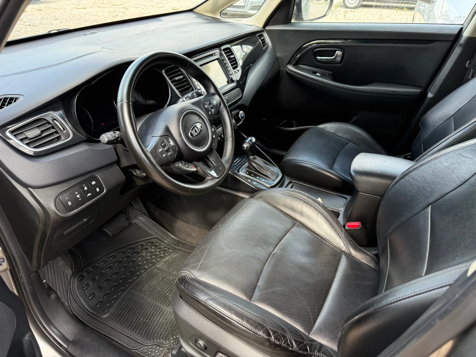 Kia Carens 1.7CRDI AUTOMAT, снимка 9 - Автомобили и джипове - 54672606