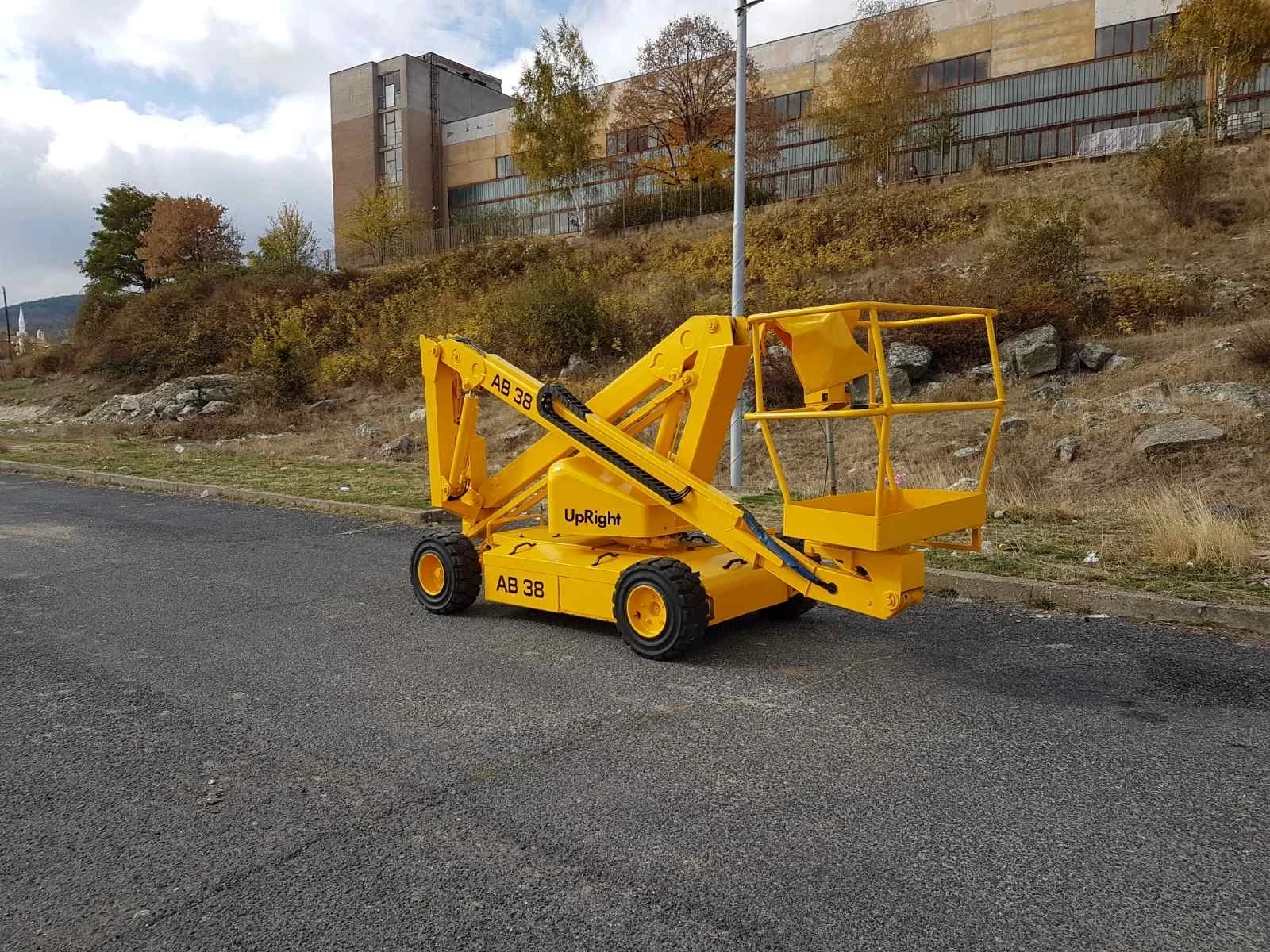 Автовишка Друга марка UpRight AB38, снимка 3 - Индустриална техника - 53935994