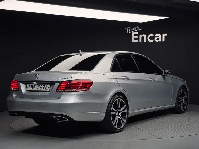 Mercedes-Benz E 220 Bluetech Avant Garde Sports, снимка 2 - Автомобили и джипове - 53876656