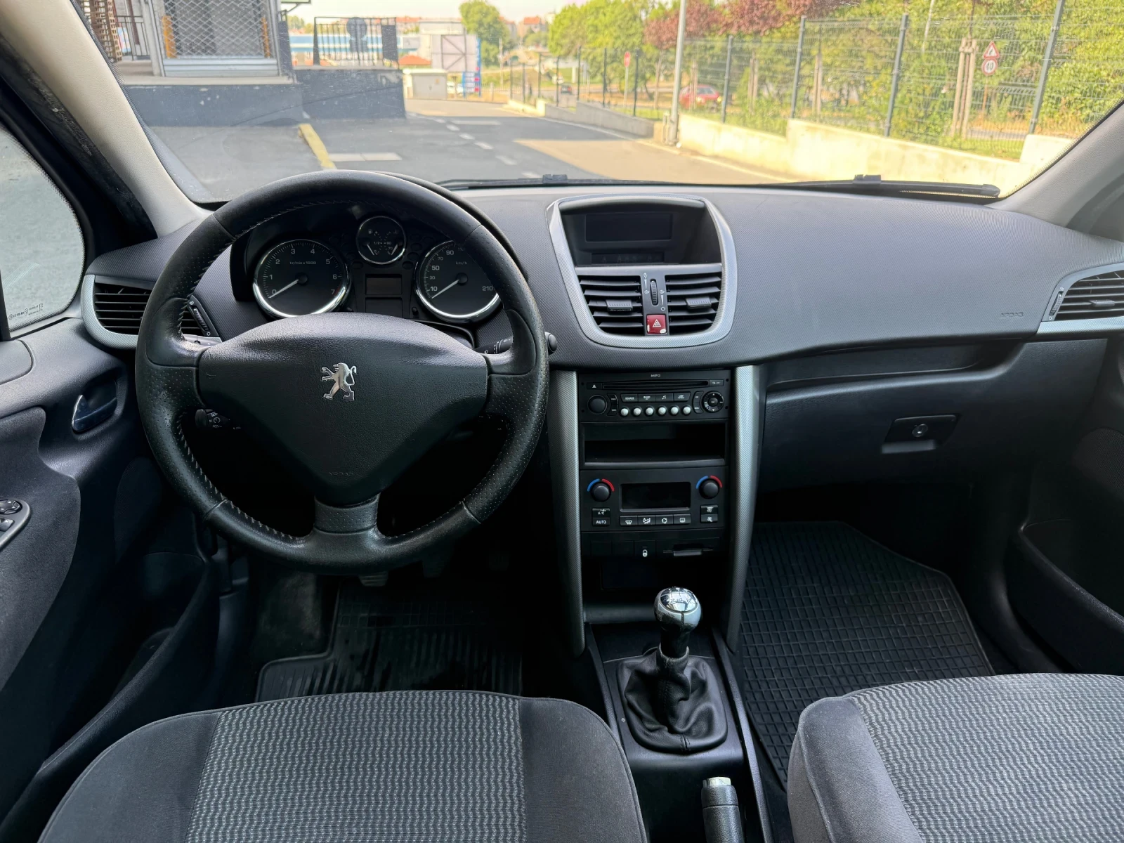 Peugeot 207 1.4 klima panorama - изображение 10