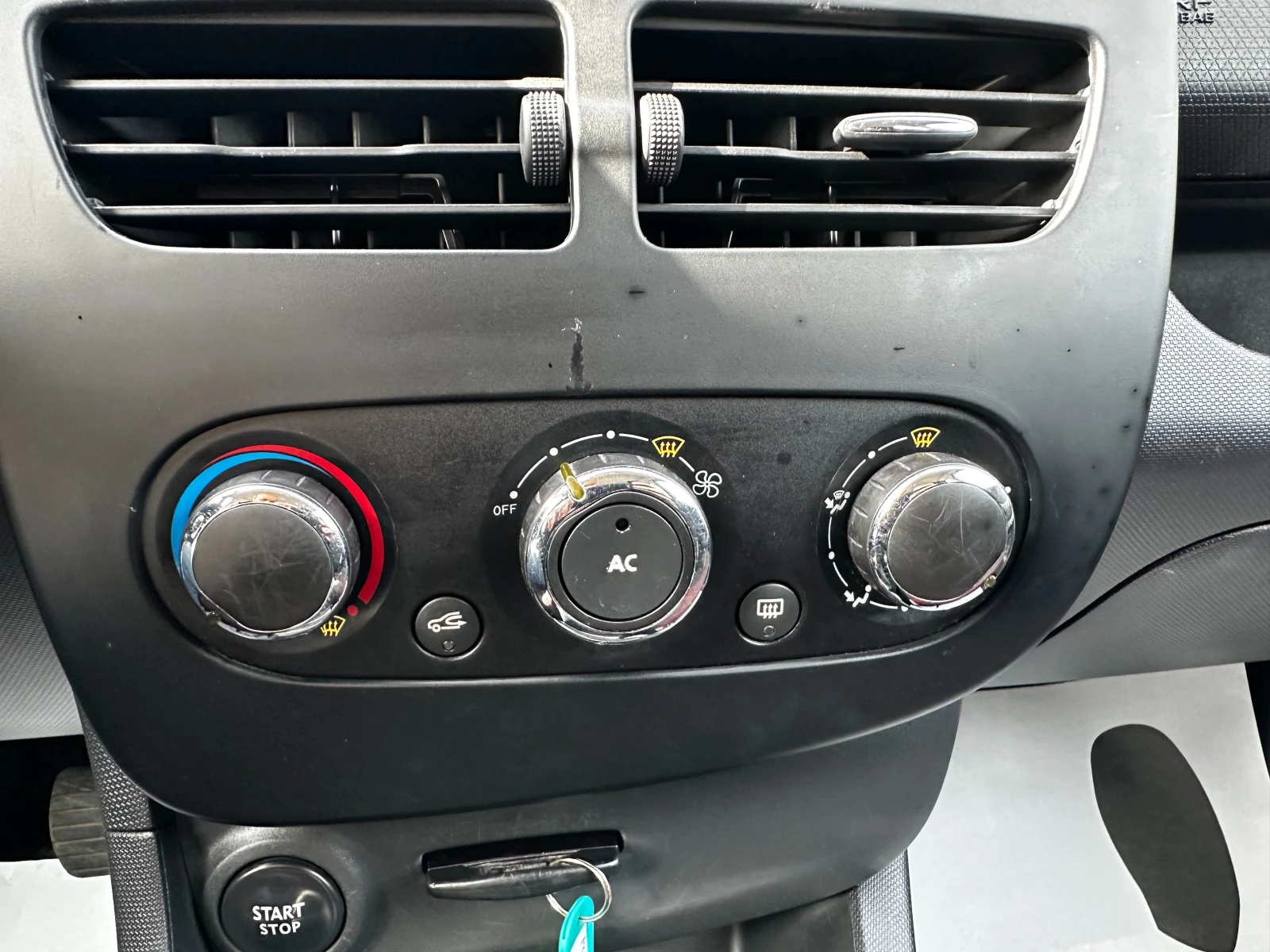 Renault Clio 1.5dci, снимка 13 - Автомобили и джипове - 54843848