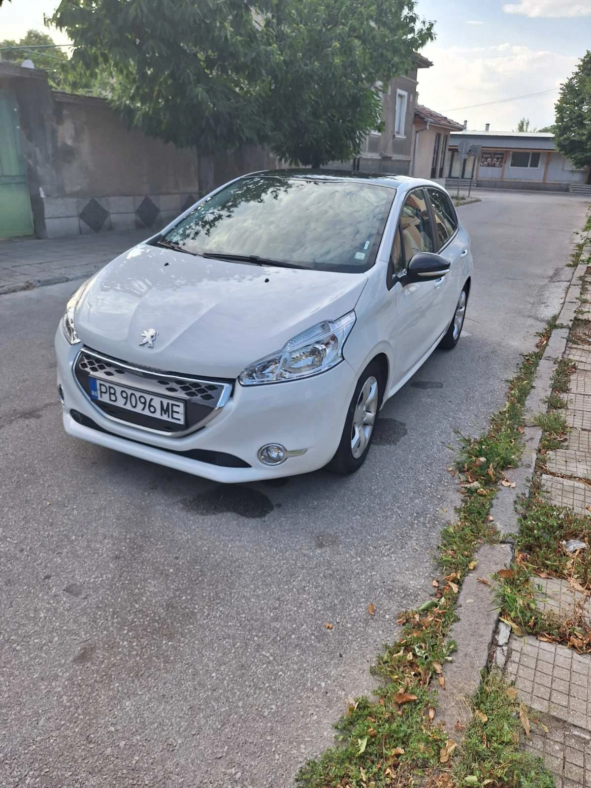 Peugeot 208 1.4, снимка 12 - Автомобили и джипове - 55070792