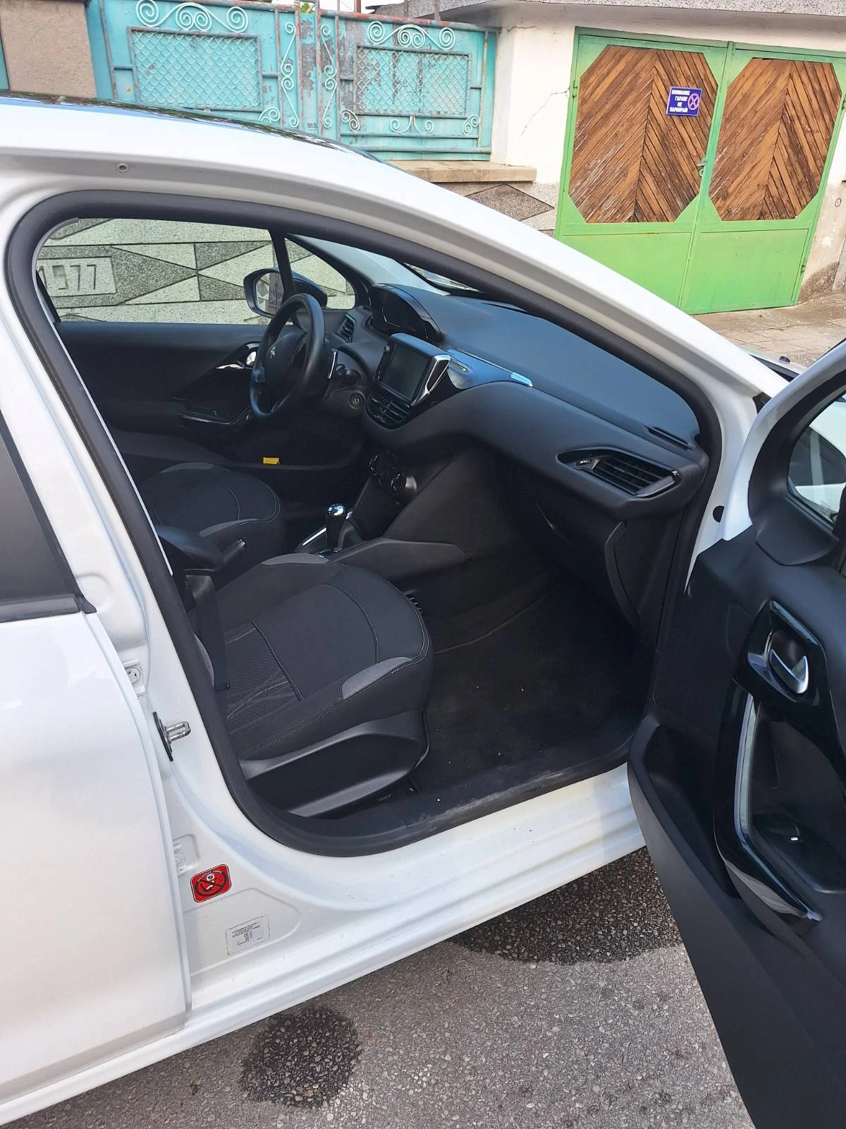 Peugeot 208 1.4, снимка 9 - Автомобили и джипове - 55070792