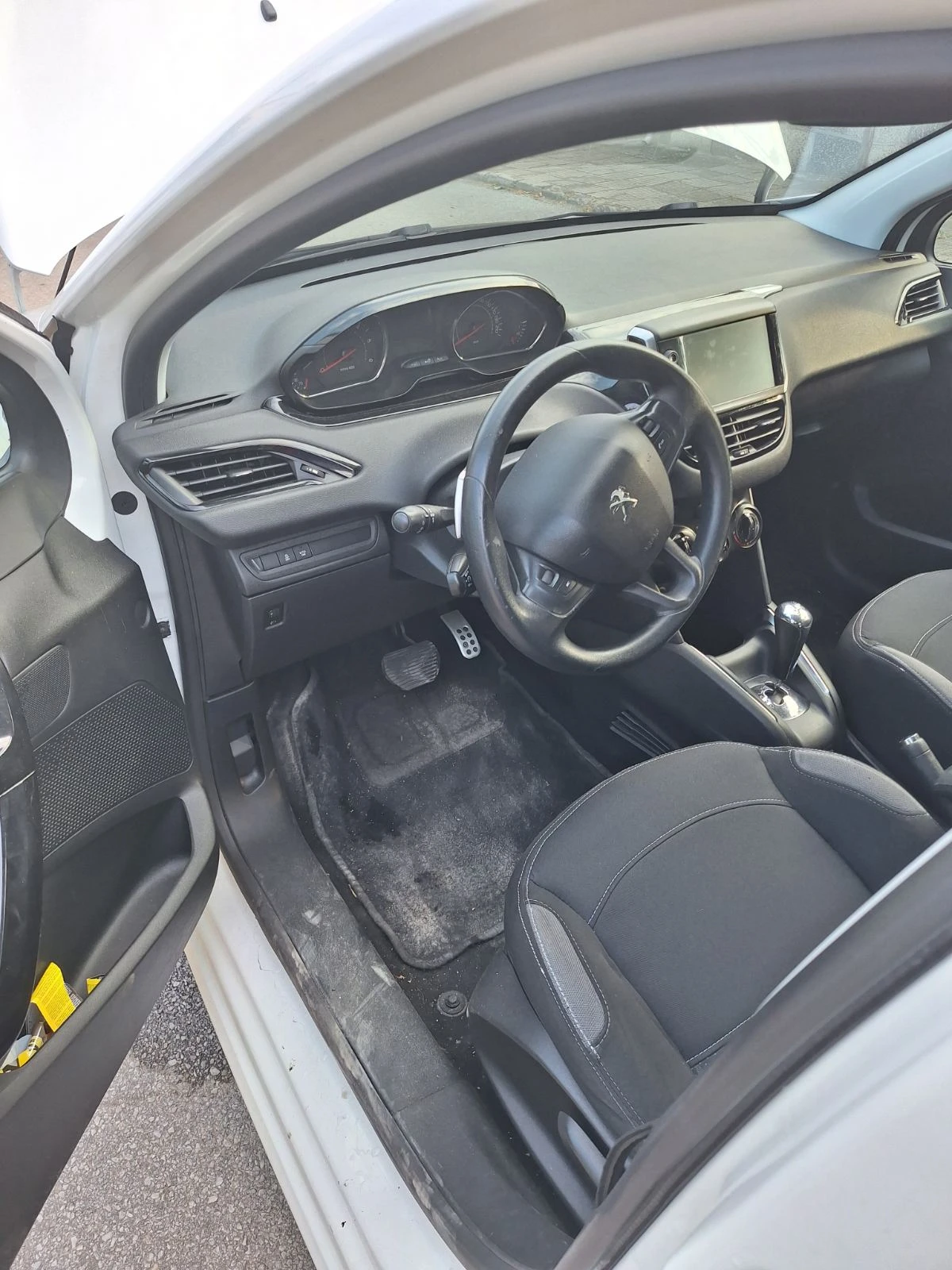 Peugeot 208 1.4, снимка 7 - Автомобили и джипове - 55070792