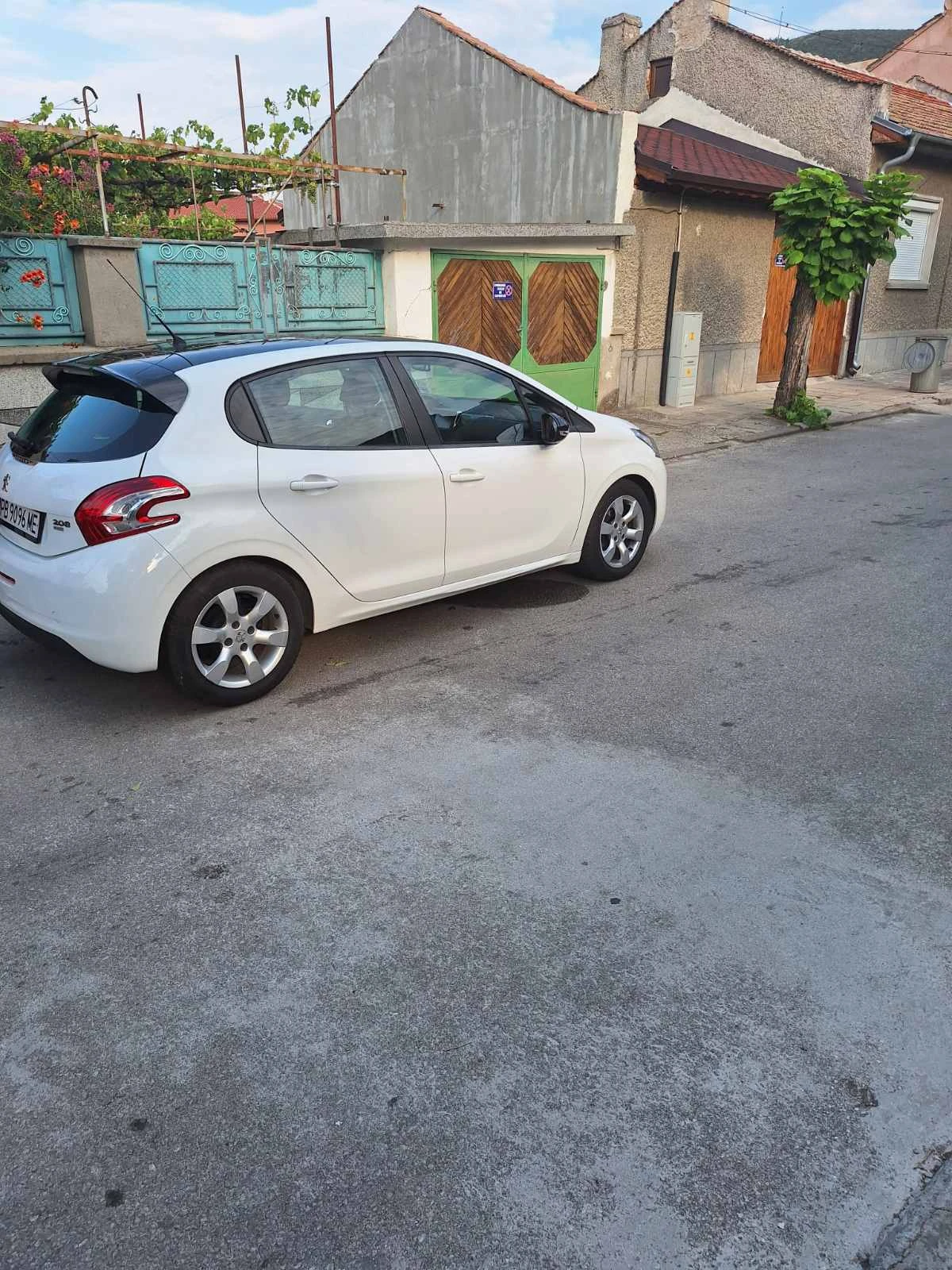 Peugeot 208 1.4, снимка 11 - Автомобили и джипове - 55070792