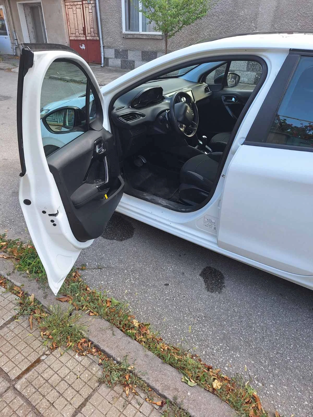 Peugeot 208 1.4, снимка 10 - Автомобили и джипове - 55070792