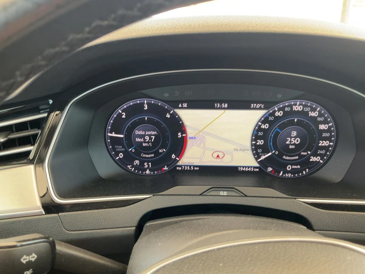 VW Passat 2.0TDI 190кс.* R-Line* 360 камери* Дистроник, снимка 14 - Автомобили и джипове - 55432827