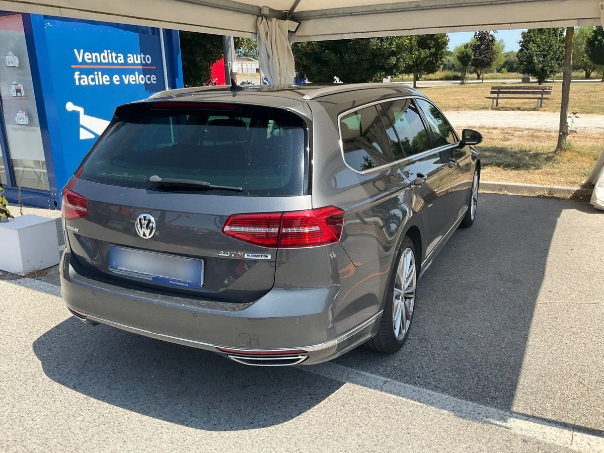VW Passat 2.0TDI 190кс.* R-Line* 360 камери* Дистроник, снимка 9 - Автомобили и джипове - 55432827