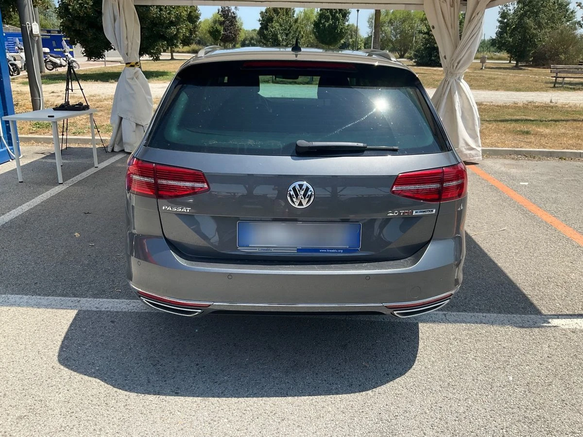 VW Passat 2.0TDI 190кс.* R-Line* 360 камери* Дистроник, снимка 8 - Автомобили и джипове - 55432827