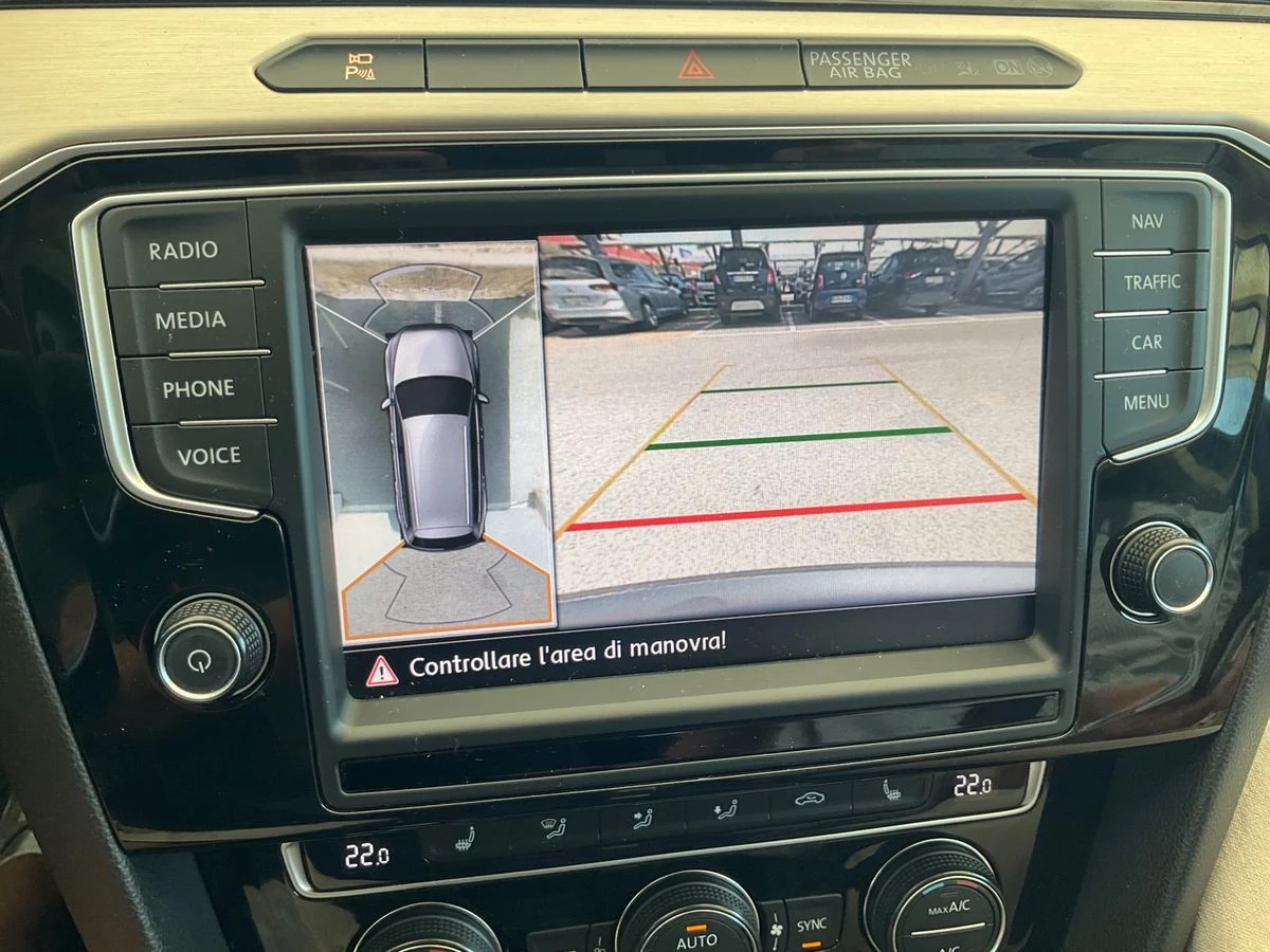 VW Passat 2.0TDI 190кс.* R-Line* 360 камери* Дистроник, снимка 13 - Автомобили и джипове - 55432827