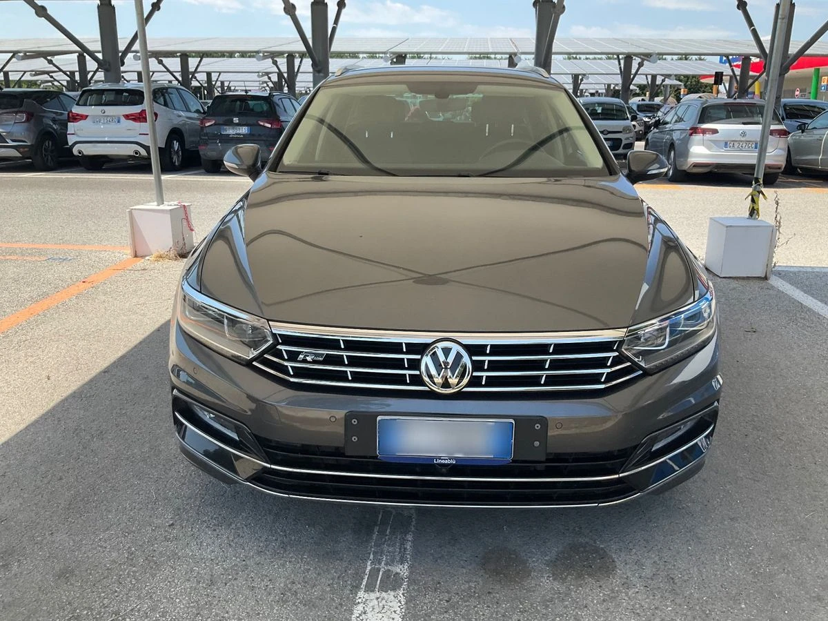 VW Passat 2.0TDI 190кс.* R-Line* 360 камери* Дистроник, снимка 3 - Автомобили и джипове - 55432827