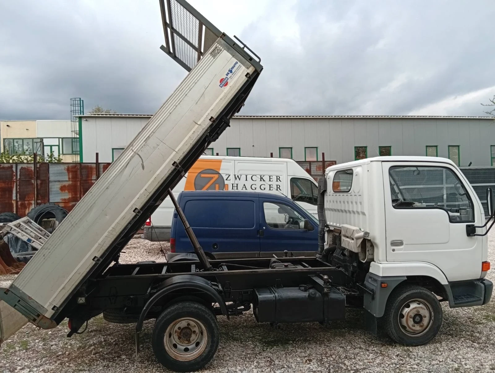 Nissan Kabstar Самосвал, снимка 4 - Камиони - 54155610