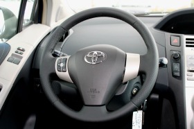 Toyota Yaris 1.3i , снимка 11 - Автомобили и джипове - 42421911