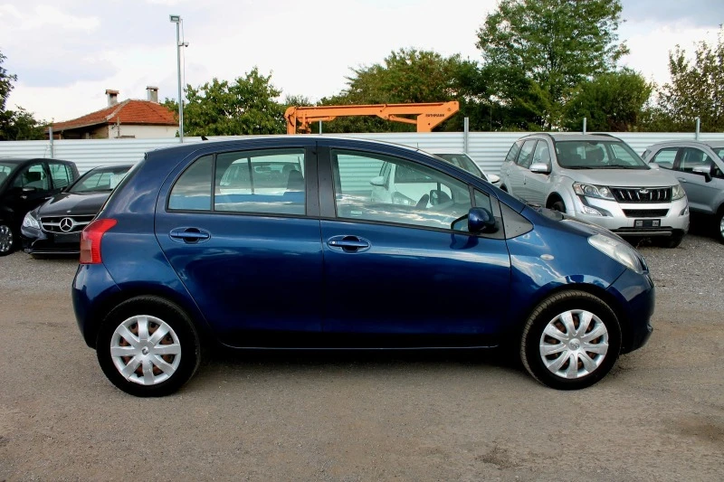 Toyota Yaris 1.3i , снимка 6 - Автомобили и джипове - 42421911