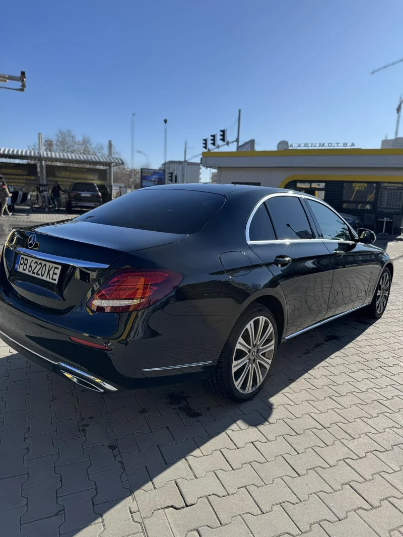 Mercedes-Benz E 220 4 MATIC, снимка 5 - Автомобили и джипове - 49571928