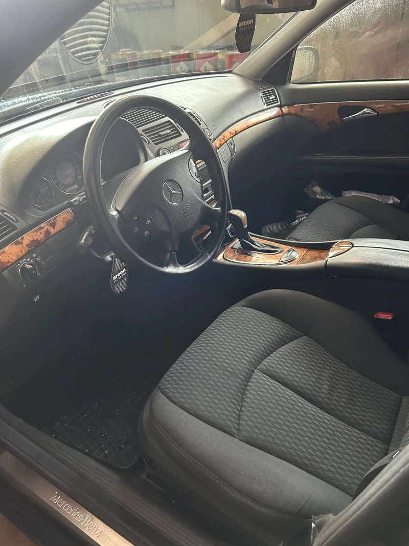 Mercedes-Benz E 220, снимка 8 - Автомобили и джипове - 53374247