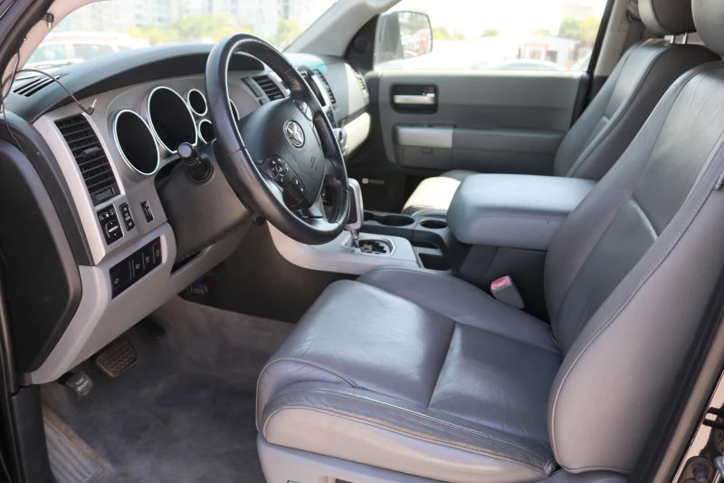 Toyota Sequoia 5.7 V8 4x4, снимка 7 - Автомобили и джипове - 51570585