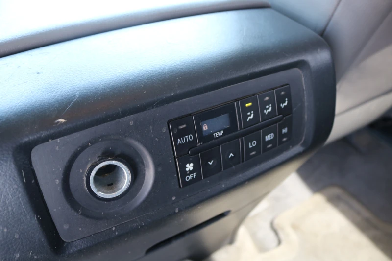Toyota Sequoia 5.7 V8 4x4, снимка 11 - Автомобили и джипове - 51570585