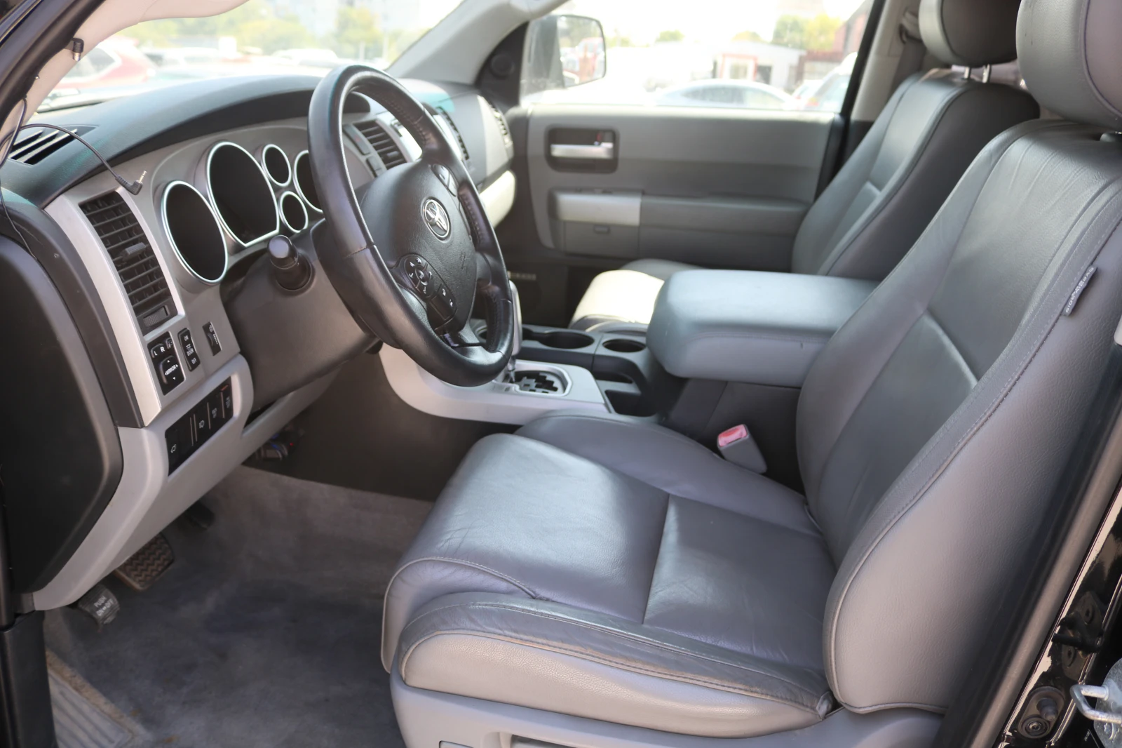 Toyota Sequoia 5.7 V8 4x4 - изображение 8
